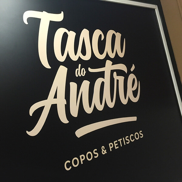 Decoração de Interior com Logo em Vinil
